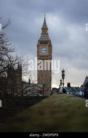 Torre dell'orologio del Big Ben in una tipica giornata orribile a Londra, in Inghilterra Foto Stock