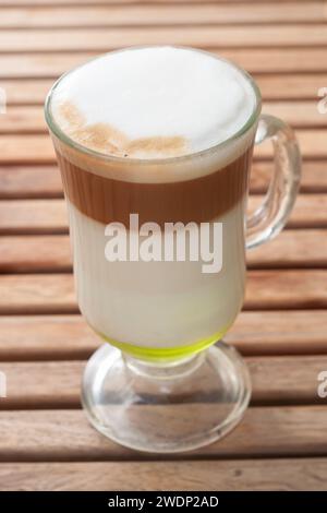 Il latte di caffè alla menta è composto da una miscela di latte di caffè con sciroppo aromatizzato e aromatizzato con foglie di menta Foto Stock