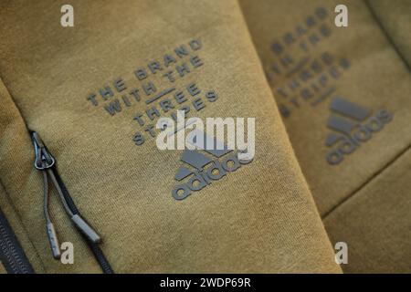 KIEV, UCRAINA - 4 MAGGIO 2023: Primo piano del logo dell'azienda Adidas sui nuovi abiti di marca Foto Stock