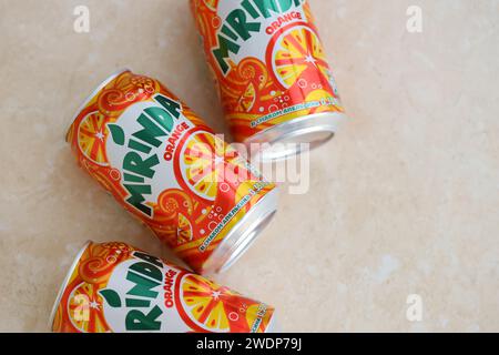 KIEV, UCRAINA - 4 MAGGIO 2023: Bevanda all'arancia Mirinda in lattina di agrumi con design classico e primo piano con logo Foto Stock