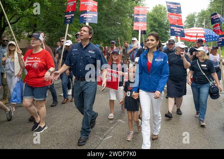 Merrimack, New Hampshire USA 4 luglio 2023 Governatore della Florida e candidato presidenziale repubblicano Ron DeSantis in marcia a Merrimack, NH 4 luglio sfilata, sotto la pioggia, con sua moglie Casey DeSantis e sua figlia Madison DeSantis, 5 anni. Desantis sospese la sua campagna presidenziale il 21 gennaio 2024, due giorni prima delle primarie repubblicane del New Hampshire. (Rick Friedman) Foto Stock