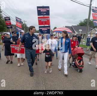 Merrimack, New Hampshire USA 4 luglio 2023 Governatore della Florida e candidato presidenziale repubblicano Ron DeSantis in marcia a Merrimack, NH 4 luglio sfilata, sotto la pioggia, con sua moglie Casey DeSantis e sua figlia Madison DeSantis, 5 anni. Desantis sospese la sua campagna presidenziale il 21 gennaio 2024, due giorni prima delle primarie repubblicane del New Hampshire. (Rick Friedman) Foto Stock