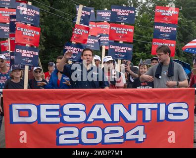 Merrimack, New Hampshire USA 4 luglio 2023 Governatore della Florida e candidato presidenziale repubblicano Ron DeSantis in marcia a Merrimack, NH 4 luglio sfilata, sotto la pioggia, con sua moglie Casey DeSantis e sua figlia Madison DeSantis, 5 anni. Desantis sospese la sua campagna presidenziale il 21 gennaio 2024, due giorni prima delle primarie repubblicane del New Hampshire. (Rick Friedman) Foto Stock