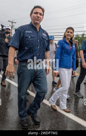 Merrimack, New Hampshire USA 4 luglio 2023 Governatore della Florida e candidato presidenziale repubblicano Ron DeSantis in marcia a Merrimack, NH 4 luglio sfilata, sotto la pioggia, con sua moglie Casey DeSantis e sua figlia Madison DeSantis, 5 anni. Desantis sospese la sua campagna presidenziale il 21 gennaio 2024, due giorni prima delle primarie repubblicane del New Hampshire. (Rick Friedman) Foto Stock