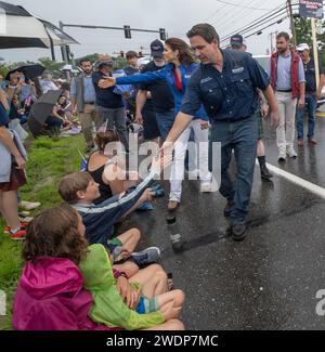 Merrimack, New Hampshire USA 4 luglio 2023 Governatore della Florida e candidato presidenziale repubblicano Ron DeSantis in marcia a Merrimack, NH 4 luglio sfilata, sotto la pioggia, con sua moglie Casey DeSantis e sua figlia Madison DeSantis, 5 anni. Desantis sospese la sua campagna presidenziale il 21 gennaio 2024, due giorni prima delle primarie repubblicane del New Hampshire. (Rick Friedman) Foto Stock