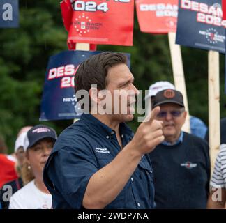 Merrimack, New Hampshire USA 4 luglio 2023 Governatore della Florida e candidato presidenziale repubblicano Ron DeSantis in marcia a Merrimack, NH 4 luglio sfilata, sotto la pioggia, con sua moglie Casey DeSantis e sua figlia Madison DeSantis, 5 anni. Desantis sospese la sua campagna presidenziale il 21 gennaio 2024, due giorni prima delle primarie repubblicane del New Hampshire. (Rick Friedman) Foto Stock