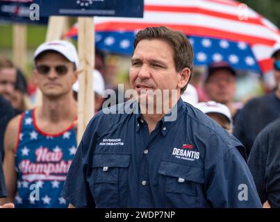 Merrimack, New Hampshire USA 4 luglio 2023 Governatore della Florida e candidato presidenziale repubblicano Ron DeSantis in marcia a Merrimack, NH 4 luglio sfilata, sotto la pioggia, con sua moglie Casey DeSantis e sua figlia Madison DeSantis, 5 anni. Desantis sospese la sua campagna presidenziale il 21 gennaio 2024, due giorni prima delle primarie repubblicane del New Hampshire. (Rick Friedman) Foto Stock