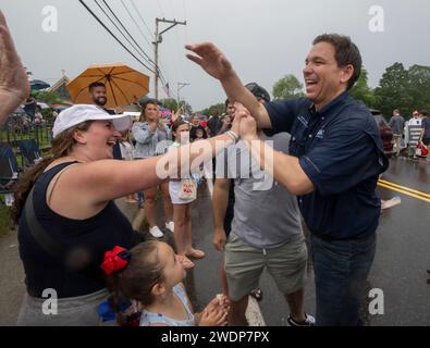 Merrimack, New Hampshire USA 4 luglio 2023 Governatore della Florida e candidato presidenziale repubblicano Ron DeSantis in marcia a Merrimack, NH 4 luglio sfilata, sotto la pioggia, con sua moglie Casey DeSantis e sua figlia Madison DeSantis, 5 anni. Desantis sospese la sua campagna presidenziale il 21 gennaio 2024, due giorni prima delle primarie repubblicane del New Hampshire. (Rick Friedman) Foto Stock