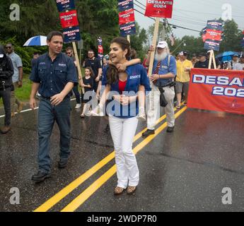 Merrimack, New Hampshire USA 4 luglio 2023 Governatore della Florida e candidato presidenziale repubblicano Ron DeSantis in marcia a Merrimack, NH 4 luglio sfilata, sotto la pioggia, con sua moglie Casey DeSantis e sua figlia Madison DeSantis, 5 anni. Desantis sospese la sua campagna presidenziale il 21 gennaio 2024, due giorni prima delle primarie repubblicane del New Hampshire. (Rick Friedman) Foto Stock