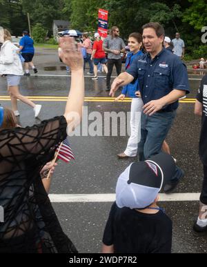 Merrimack, New Hampshire USA 4 luglio 2023 Governatore della Florida e candidato presidenziale repubblicano Ron DeSantis in marcia a Merrimack, NH 4 luglio sfilata, sotto la pioggia, con sua moglie Casey DeSantis e sua figlia Madison DeSantis, 5 anni. Desantis sospese la sua campagna presidenziale il 21 gennaio 2024, due giorni prima delle primarie repubblicane del New Hampshire. (Rick Friedman) Foto Stock