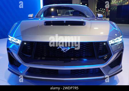 Philadelphia, Pennsylvania, Stati Uniti - 14 gennaio 2024 - la vista frontale del colore argento della nuova Ford Mustang GT del 2024 Foto Stock