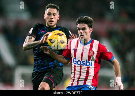 Girona, Spagna. 21 gennaio 2024. Miguel Gutierrez (R) di Girona vies con Lucas Ocampos di Siviglia durante la partita di calcio della Liga tra Girona FC e Sevilla FC a Girona, Spagna, 21 gennaio 2024. Crediti: Joan Gosa/Xinhua/Alamy Live News Foto Stock