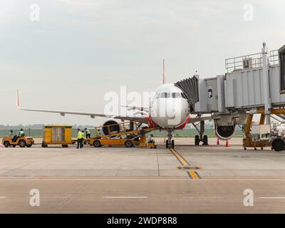 Ho chi Minh City, Vietnam - 19 maggio 2018: Air Asia Airbus A320 NEO all'Aeroporto Internazionale Tan Son Nhat di ho chi Minh City. Foto Stock