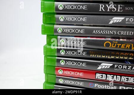 Primo piano del logo Xbox One sulla scatola del caso del videogame – Galles, Regno Unito – 21 gennaio 2024 Foto Stock