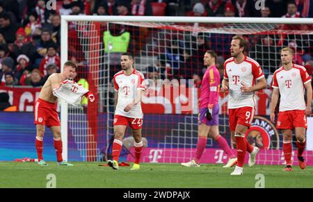 enttäuscht nach dem Treffer von Mitchel Weiser del Werder Brema Manuel Neuer del Bayern Muenchen Joshua Kimmich del Bayern Muenchen Matthijs de Ligt del Bayern Muenchen Fussball 1 . Bundesliga Saison 2023 / 2024 FC Bayern München - SV Werder Brema © diebilderwelt / Alamy Stock Foto Stock