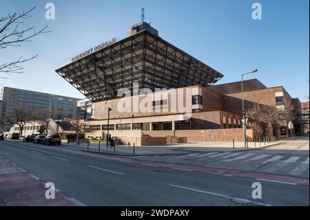 Bratislava, Slovacchia - 20 gennaio 2024: L'edificio della radio slovacca (Budova Slovenskeho rozhlasu) a forma di piramide rovesciata. Bratislava. Slo Foto Stock