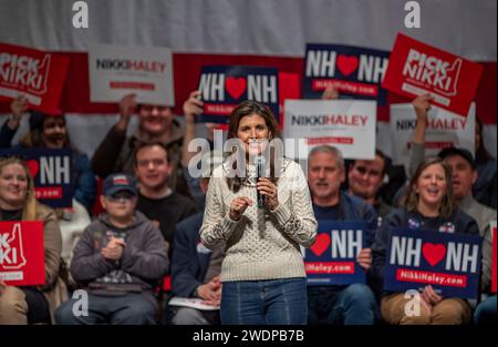 Exeter, Stati Uniti. 21 gennaio 2024. L'ex governatore della Carolina del Sud e candidato presidenziale repubblicano Nikki Haley parla durante un evento elettorale a Exeter, New Hampshire, il 21 gennaio 2024. Haley spera di battere l'ex presidente degli Stati Uniti Donald J. Trump nelle imminenti primarie del New Hampshire in seguito al ritiro del governatore della Florida Ron DeSantis dalle primarie presidenziali repubblicane. Foto di Amanda Sabga/UPI credito: UPI/Alamy Live News Foto Stock