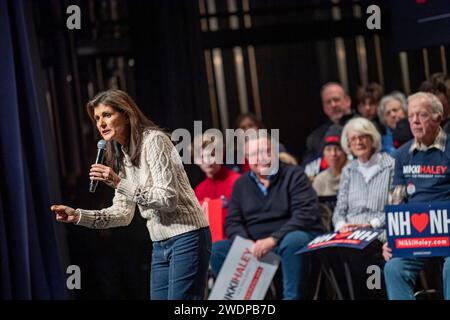 Exeter, Stati Uniti. 21 gennaio 2024. L'ex governatore della Carolina del Sud e candidato presidenziale repubblicano Nikki Haley parla durante un evento elettorale a Exeter, New Hampshire, il 21 gennaio 2024. Haley spera di battere l'ex presidente degli Stati Uniti Donald J. Trump nelle imminenti primarie del New Hampshire in seguito al ritiro del governatore della Florida Ron DeSantis dalle primarie presidenziali repubblicane. Foto di Amanda Sabga/UPI credito: UPI/Alamy Live News Foto Stock