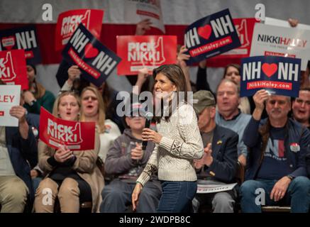 Exeter, Stati Uniti. 21 gennaio 2024. L'ex governatore della Carolina del Sud e candidato presidenziale repubblicano Nikki Haley parla durante un evento elettorale a Exeter, New Hampshire, il 21 gennaio 2024. Haley spera di battere l'ex presidente degli Stati Uniti Donald J. Trump nelle imminenti primarie del New Hampshire in seguito al ritiro del governatore della Florida Ron DeSantis dalle primarie presidenziali repubblicane. Foto di Amanda Sabga/UPI credito: UPI/Alamy Live News Foto Stock