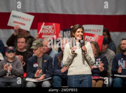 Exeter, Stati Uniti. 21 gennaio 2024. L'ex governatore della Carolina del Sud e candidato presidenziale repubblicano Nikki Haley parla durante un evento elettorale a Exeter, New Hampshire, il 21 gennaio 2024. Haley spera di battere l'ex presidente degli Stati Uniti Donald J. Trump nelle imminenti primarie del New Hampshire in seguito al ritiro del governatore della Florida Ron DeSantis dalle primarie presidenziali repubblicane. Foto di Amanda Sabga/UPI credito: UPI/Alamy Live News Foto Stock