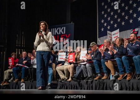 Exeter, Stati Uniti. 21 gennaio 2024. L'ex governatore della Carolina del Sud e candidato presidenziale repubblicano Nikki Haley parla durante un evento elettorale a Exeter, New Hampshire, il 21 gennaio 2024. Haley spera di battere l'ex presidente degli Stati Uniti Donald J. Trump nelle imminenti primarie del New Hampshire in seguito al ritiro del governatore della Florida Ron DeSantis dalle primarie presidenziali repubblicane. Foto di Amanda Sabga/UPI credito: UPI/Alamy Live News Foto Stock