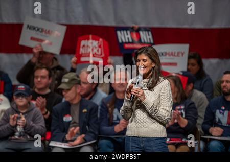 Exeter, Stati Uniti. 21 gennaio 2024. L'ex governatore della Carolina del Sud e candidato presidenziale repubblicano Nikki Haley parla durante un evento elettorale a Exeter, New Hampshire, il 21 gennaio 2024. Haley spera di battere l'ex presidente degli Stati Uniti Donald J. Trump nelle imminenti primarie del New Hampshire in seguito al ritiro del governatore della Florida Ron DeSantis dalle primarie presidenziali repubblicane. Foto di Amanda Sabga/UPI credito: UPI/Alamy Live News Foto Stock