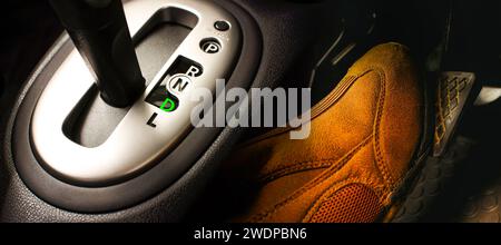 Posizione del cambio D e premere il pedale dell'acceleratore , Automotive Concept Foto Stock