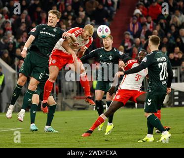 Muenchen, Germania. 21 gennaio 2024. Matthijs de Ligt (2nd L) del Bayern Monaco di Baviera vies con Jens Stage (1st L) del Werder Brema durante la partita di calcio della Bundesliga di prima divisione tedesca tra Bayern Monaco e SV Werder Brema a Monaco di Baviera, Germania, 21 gennaio 2024. Credito: Philippe Ruiz/Xinhua/Alamy Live News Foto Stock