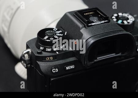 HCMC, VN - gennaio 2024. Fotocamera Mirrorless Sony Alpha A9 Foto Stock