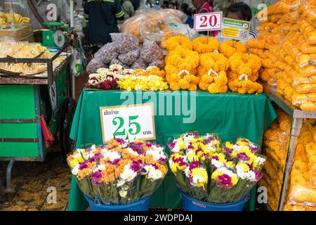 Bangkok, Thailandia - 5 dicembre 2023: All'interno del mercato dei fiori di Pak Khlong Talat. È uno dei più grandi mercati di fiori freschi all'ingrosso e al dettaglio di Bangkok. Foto Stock