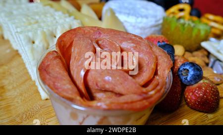 Pancetta di manzo servita con cracker, fragole e uva. Foto Stock