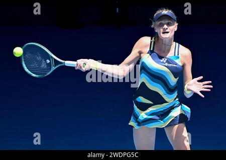 Melbourne, Australia. 22 gennaio 2024. DAYANA YASTREMSKA, Ucraina, in azione contro la diciottesima testa di serie della Bielorussia VICTORIA AZARENKA sulla Rod Laver Arena in una partita del quarto round del Singles femminile il giorno 9 dell'Australian Open 2024 a Melbourne, Australia. Sydney Low/Cal Sport Media/Alamy Live News Foto Stock