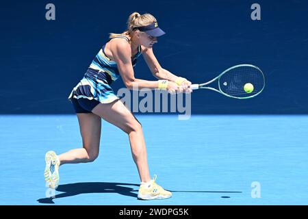 Melbourne, Australia. 22 gennaio 2024. DAYANA YASTREMSKA, Ucraina, in azione contro la diciottesima testa di serie della Bielorussia VICTORIA AZARENKA sulla Rod Laver Arena in una partita del quarto round del Singles femminile il giorno 9 dell'Australian Open 2024 a Melbourne, Australia. Sydney Low/Cal Sport Media/Alamy Live News Foto Stock