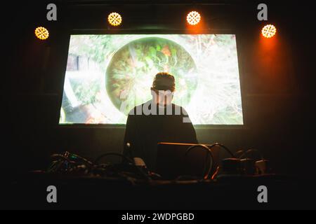 Copenhagen, Danimarca. 20 gennaio 2024. Il musicista inglese e produttore di musica elettronica Gold Panda esegue un concerto dal vivo al VEGA DI Copenaghen. (Foto: Foto di Gonzales - Christian Hjorth). Foto Stock