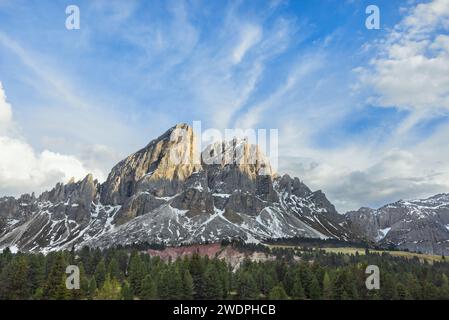 Splendide montagne di Aussichtspunkt nelle Dolomiti Italia Foto Stock