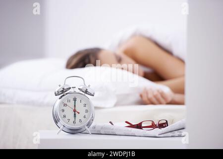 Dormi, la mattina e la donna a letto con sveglia per riposarti, svegliarti e iniziare la giornata a casa. Pigro, stanco e persona che riposa, sogna e si rilassa Foto Stock