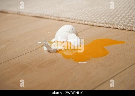 Uova rotte fresche sul pavimento della cucina Foto Stock