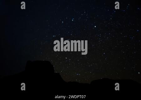 Una vista panoramica della via Lattea e del cielo stellato notturno sulle montagne Chisos nel Big Bend National Park, Texas. Foto Stock