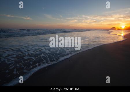Una vista panoramica di un tramonto su una spiaggia del Golfo del Messico a Galveston, Texas. Foto Stock