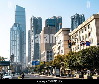 Una vista panoramica di una strada con edifici torreggianti a Wuhan, Cina Foto Stock