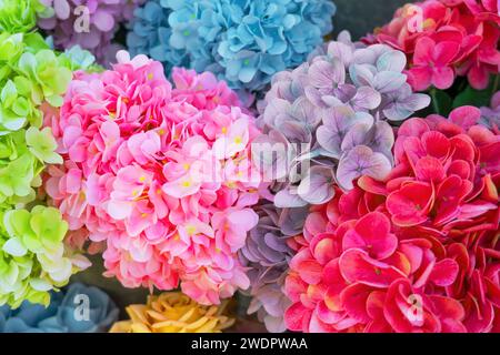 Delicato bouquet di sfondo floreale naturale multicolore in colori pastello azzurro, rosa, rosso viola. Foto Stock