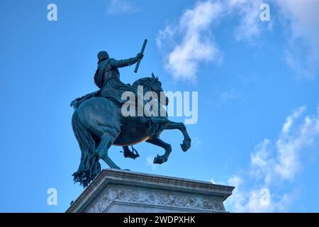 Statua equestre di Felipe IV il Monumento a Felipe IV o Fuente de Felipe IV è un monumento a Felipe IV di Spagna nel centro di Plaza de Orie Foto Stock