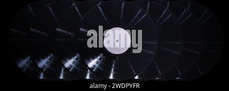 Sfondo musicale astratto e scuro di molti dischi in vinile. Foto Stock