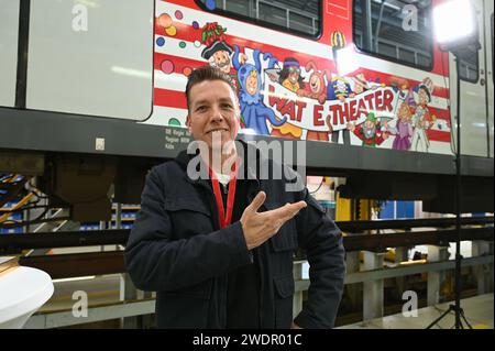 Colonia, Germania. 19 gennaio 2024. L'artista Heiko Wrusch alla presentazione del carnevale S-Bahn con immagini di oggetti nascosti credito: Horst Galuschka/dpa/Alamy Live News Foto Stock