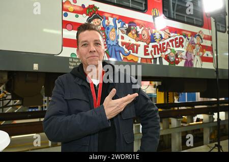 Colonia, Germania. 19 gennaio 2024. L'artista Heiko Wrusch alla presentazione del carnevale S-Bahn con immagini di oggetti nascosti credito: Horst Galuschka/dpa/Alamy Live News Foto Stock