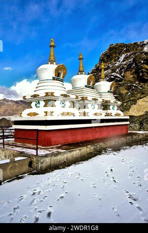 Chorten, Stupa buddista, Monastero di Thiksey, Leh, Ladakh, Kashmir, India, Asia Foto Stock