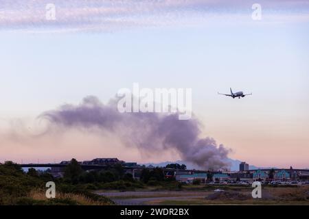 VANCOUVER, British Columbia, CANADA - 27 LUGLIO 2023: Boeing 737 Max con fuoco nei pressi di YVR a Richmond, British Columbia, con Mount Baker sullo sfondo, fumo nero Foto Stock