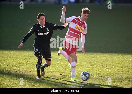 Regensburg, Deutschland. 20 gennaio 2024. Fussball; Spieltag 21; Dritte Liga; 3. Liga; Saison 2023/2024; Jahn Regensburg gegen SC Verl AM 20.01.2024 a Ratisbona. UBz: 27 Dominik Kother, rechts Jahn Regensburg, gegen 05 Tom Baack, SC Verl. Auf dem Weg zum 1:1. Credito: dpa/Alamy Live News Foto Stock