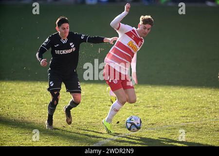 Regensburg, Deutschland. 20 gennaio 2024. Fussball; Spieltag 21; Dritte Liga; 3. Liga; Saison 2023/2024; Jahn Regensburg gegen SC Verl AM 20.01.2024 a Ratisbona. UBz: 27 Dominik Kother, rechts Jahn Regensburg, gegen 05 Tom Baack, SC Verl. Auf dem Weg zum 1:1. Credito: dpa/Alamy Live News Foto Stock