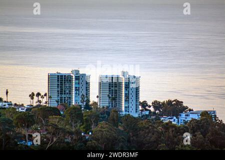 Condomini sull'oceano, proprietà fronte spiaggia a Santa Monica, California Foto Stock